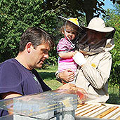 Unsere Gäste am Bienenstand